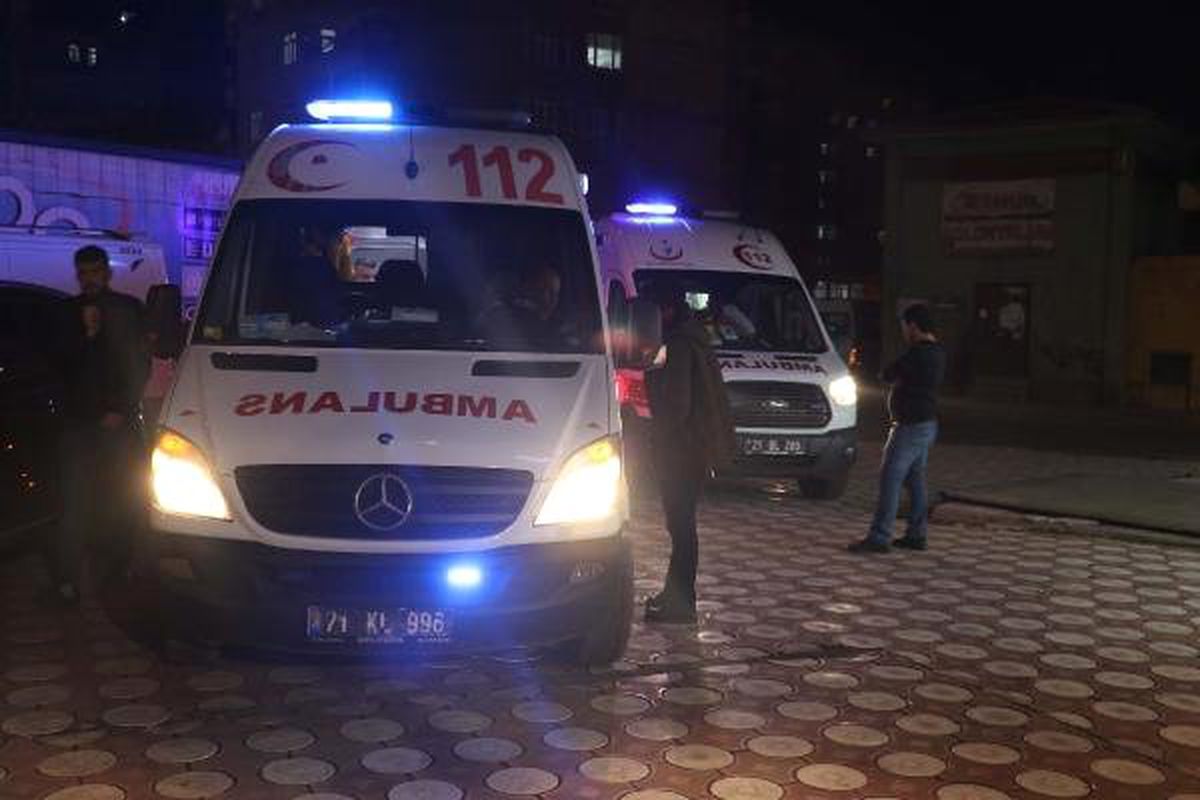 Diyarbakır\'da Evde Çıkan Yangında 4 Kişi Dumandan Etkilendi