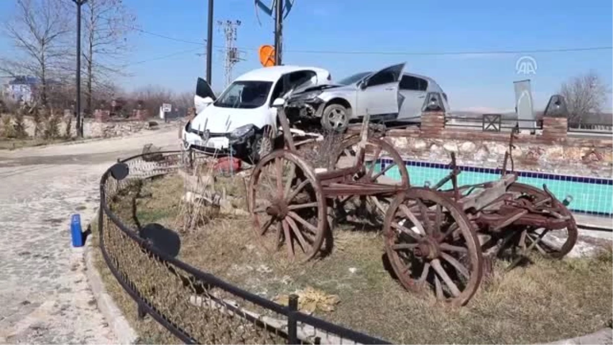 Elazığ\'da Çarpışan İki Otomobil Bahçe Duvarına Çıktı