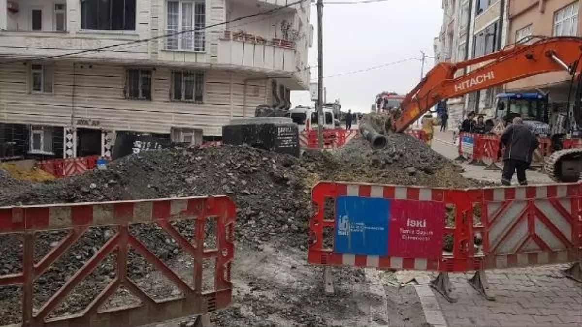 Esenyurt\'ta İş Makinesi Doğalgaz Borusunu Patlattı (1)