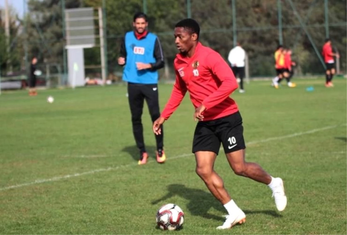 Eskişehirspor\'da Jesse Sekidika\'nın Lisansı Çıkarıldı