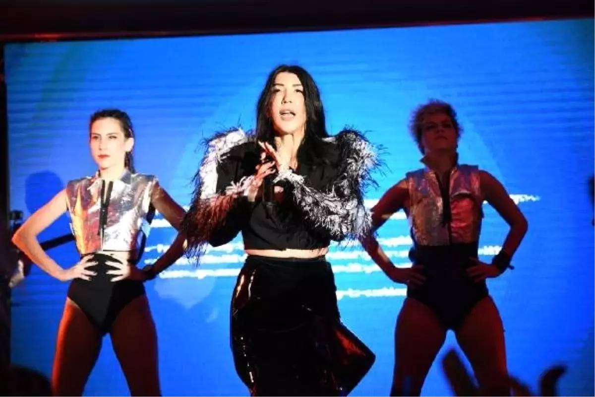 Hande Yener: Biz Alkış Bağımlısı Zavallılarız