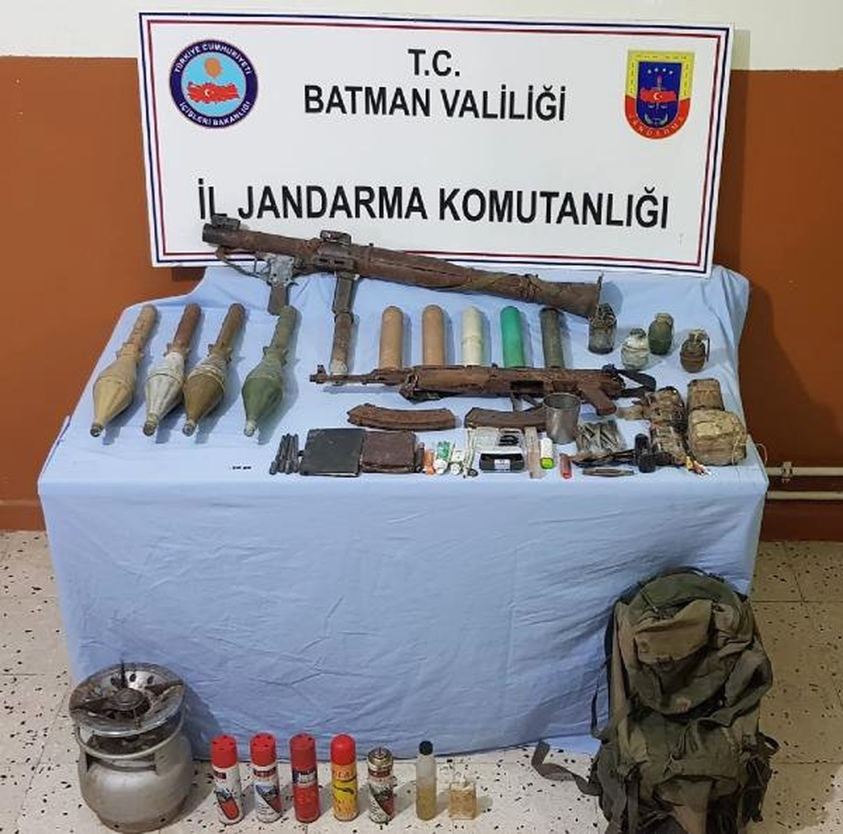 Hasankeyf\'te PKK\'lı Teröristlerin Roketatar ve El Bombaları Ele Geçirildi
