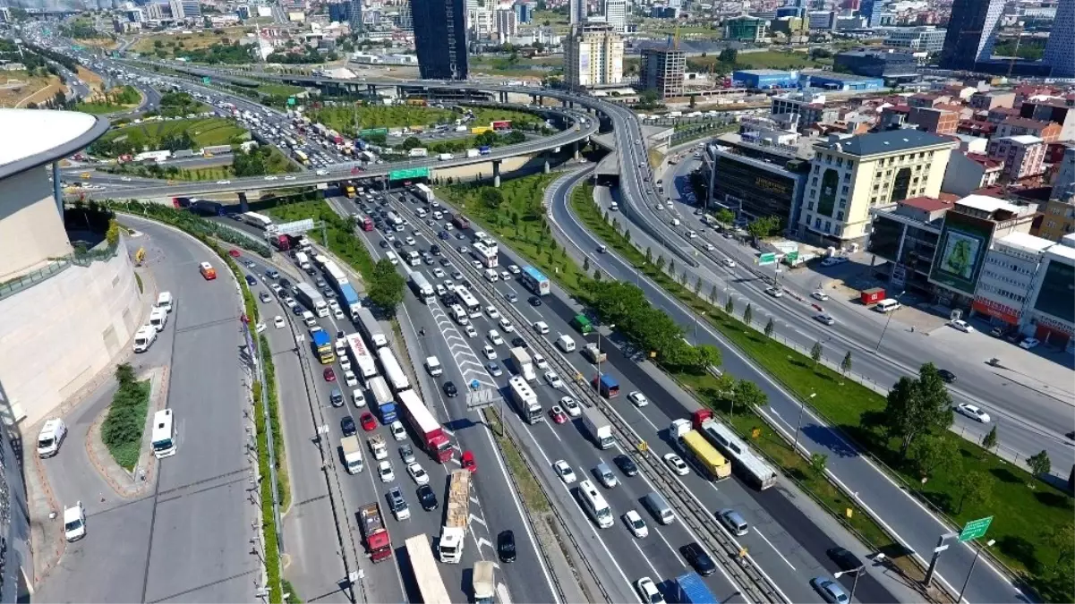 İstanbul\'un Araç Sayısı 20 İlin Nüfusuna Denk