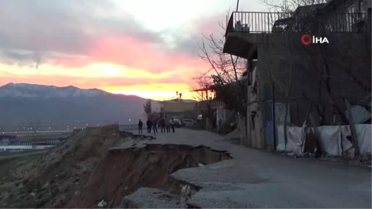 Kahramanmaraş\'ta Çöken Yol Tehlike Saçıyor