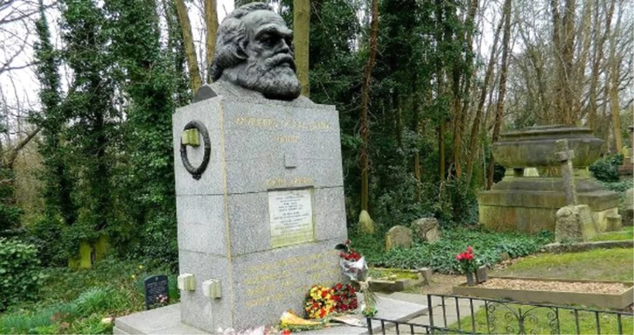 Karl Marx\'ın Mezarına Çekiçli Saldırı