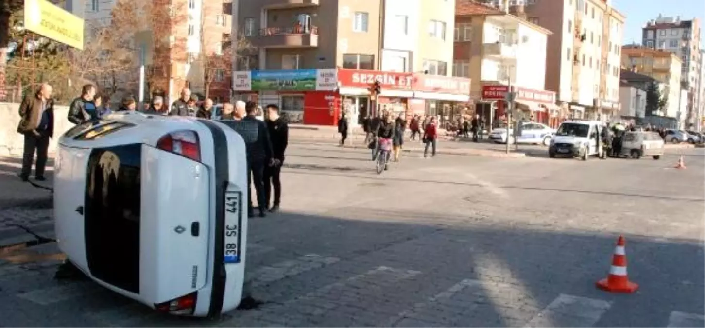 Kayseri\'de İki Otomobil Çarpıştı: 3 Yaralı