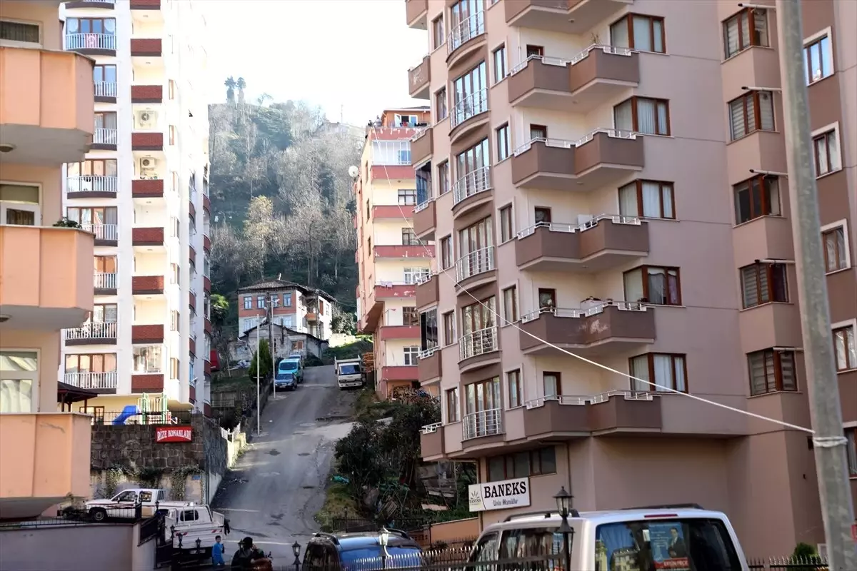 Markete Gitmeye Üşenince Evinin Balkonuna "Teleferik" Kurdu