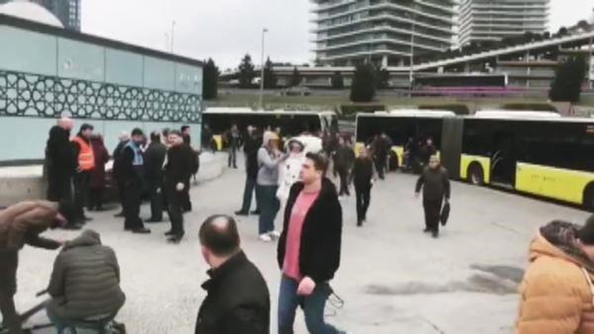 Metrobüs Durağındaki Astronot Yeşilay\'ın Reklam Projesi Çıktı