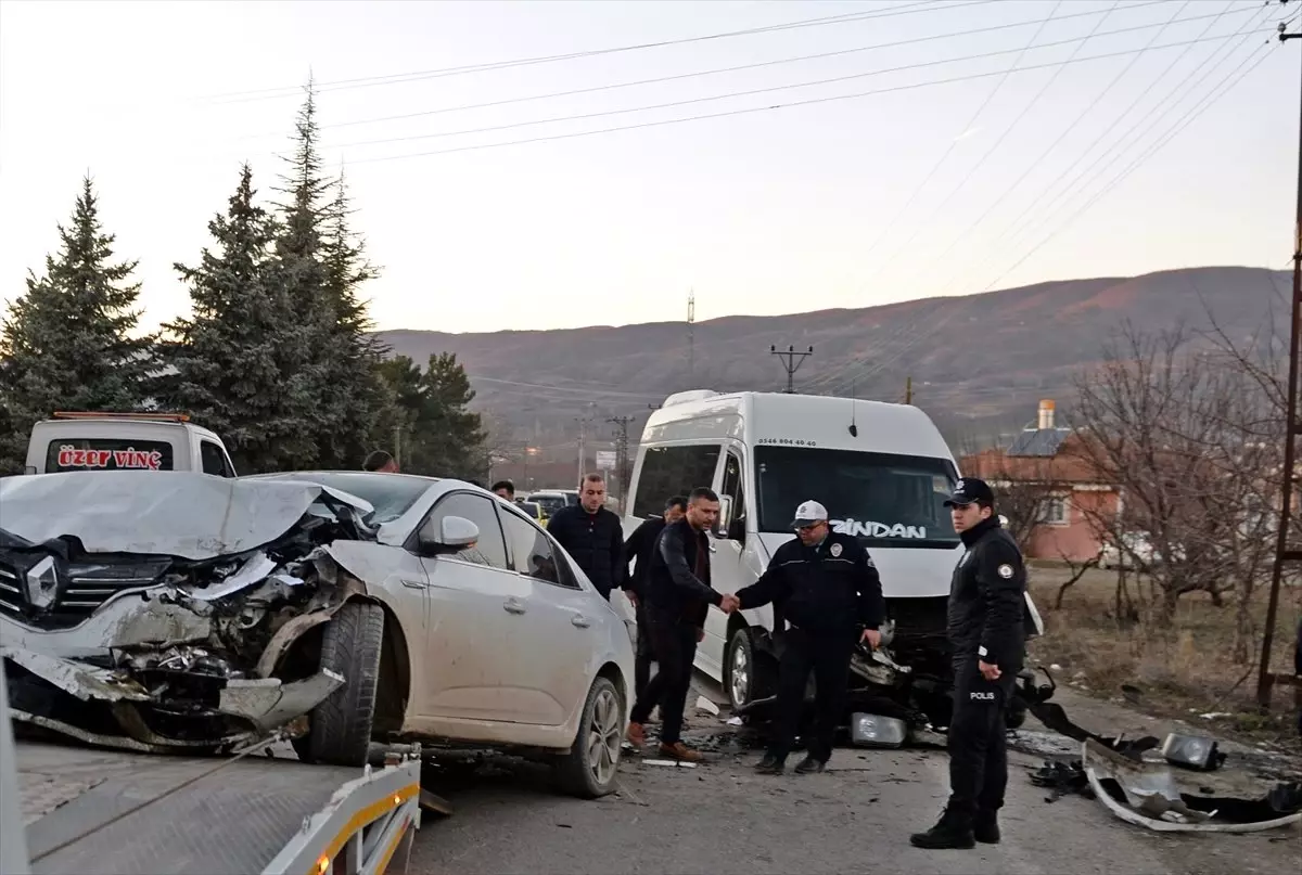 Minibüs ile Otomobil Çarpıştı: 10 Yaralı