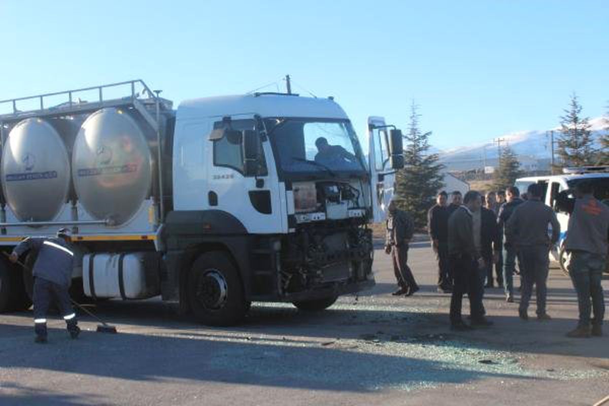 Niğde\'de Süt Tankeri ile İşçi Servisi Çarpıştı: 7 Yaralı