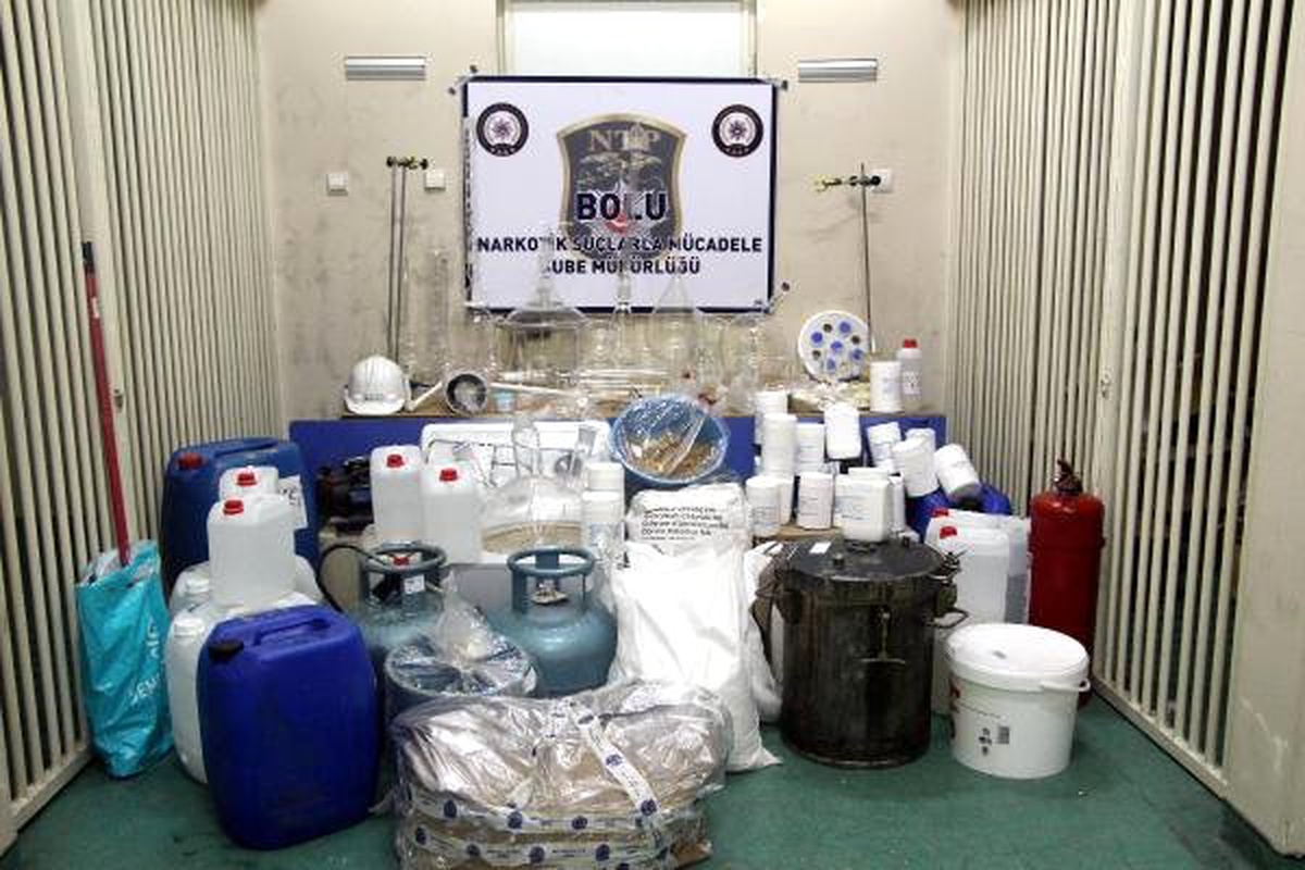 Okul Yanındaki Uyuşturucu İmalathanesine Polis Baskını