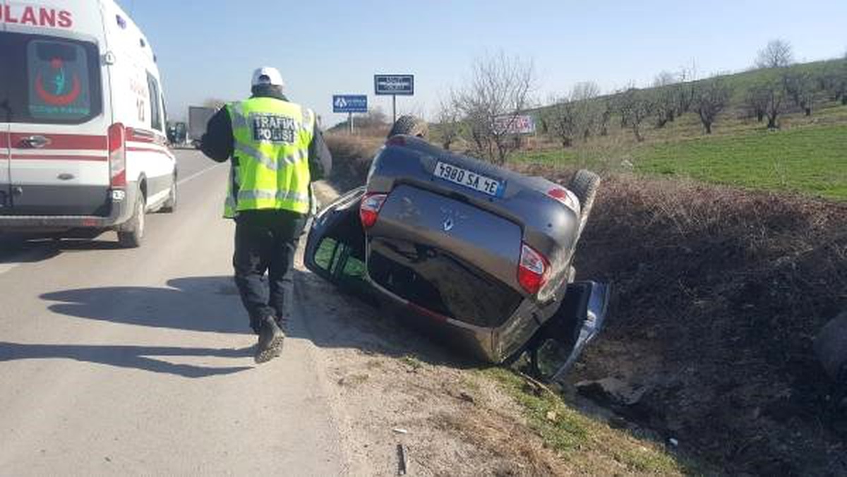 Otomobil Su Kanalına Düştü: 1\'i Çocuk, 3 Yaralı