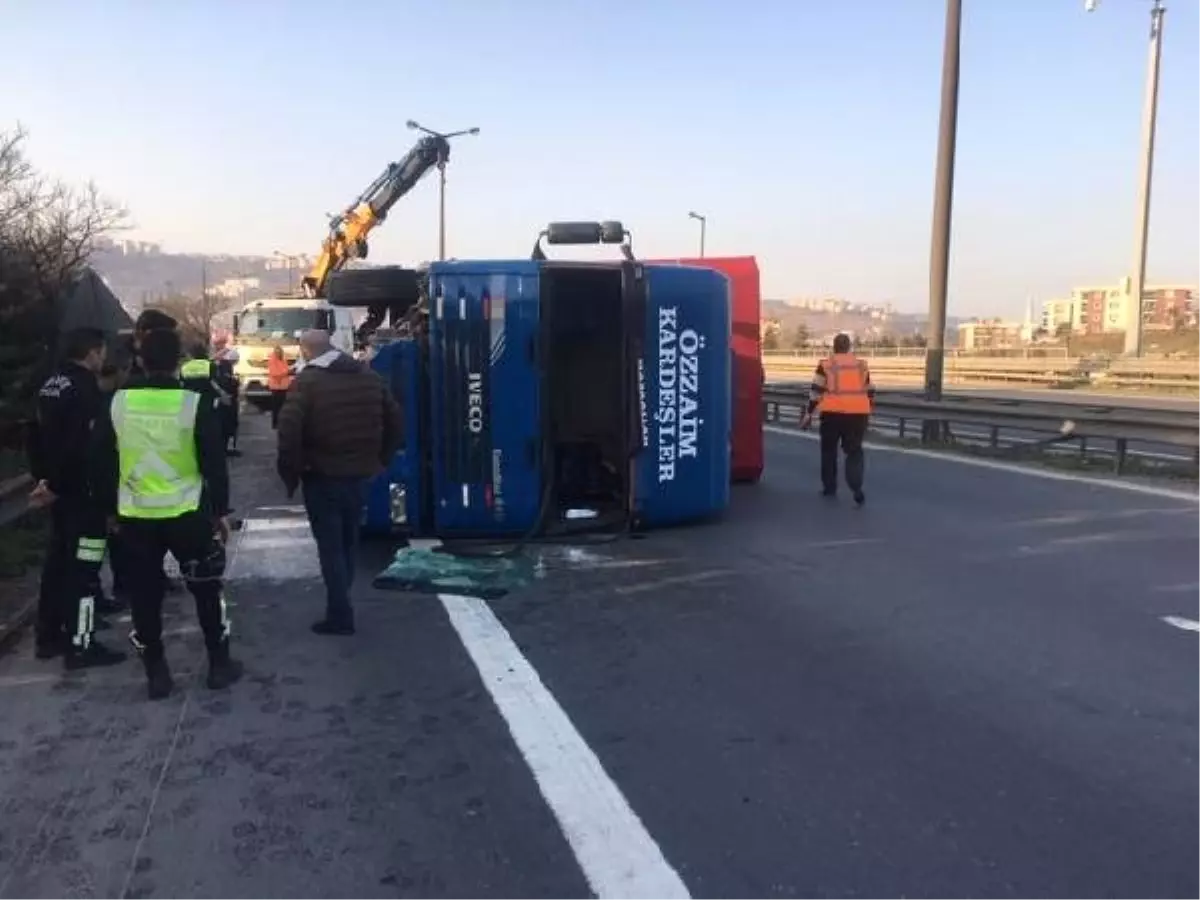 Otomobile Çarpmamak İçin Sürücüsü Manevra Yapan Tır Devrildi (2) - Yeniden