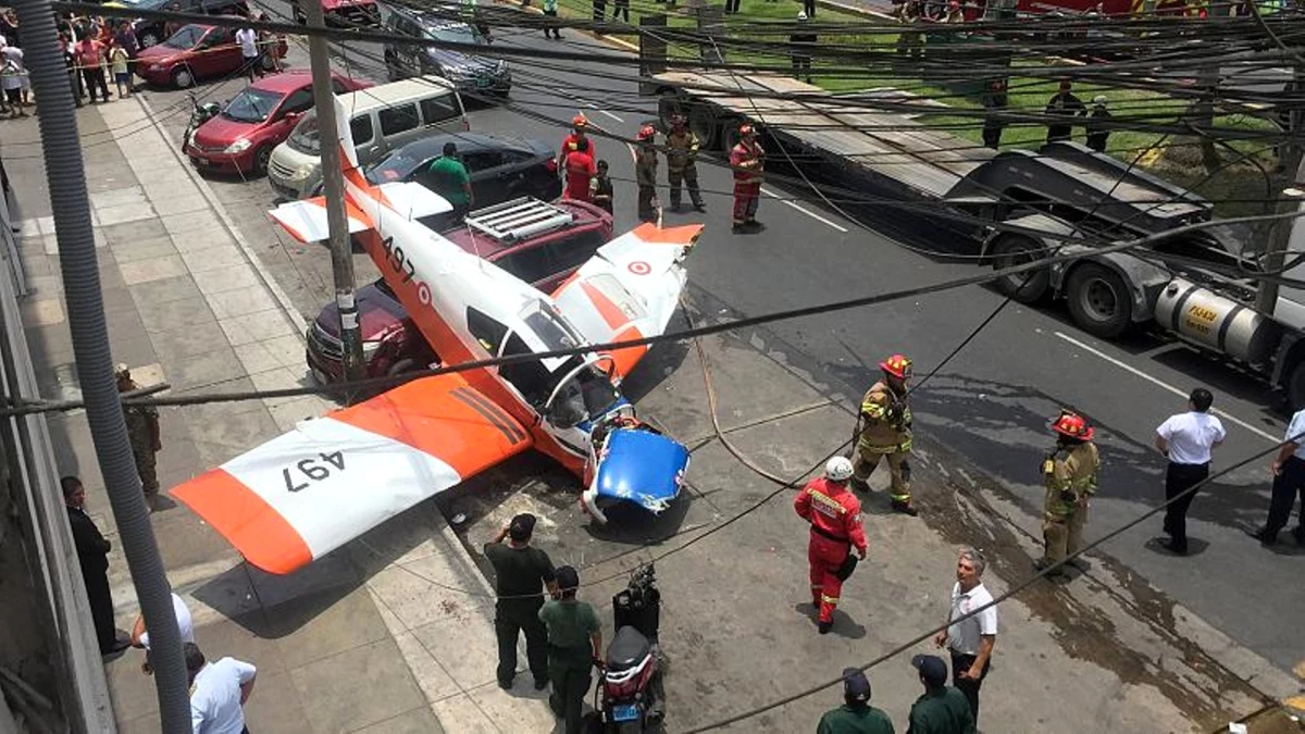 Peru\'da Küçük Bir Uçak Aracın Üstüne Acil İniş Yaptı