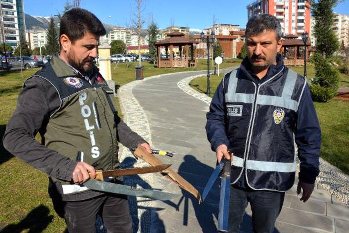 Polis, Parkta Yaptığı Aramada Pala ve Bıçak Buldu
