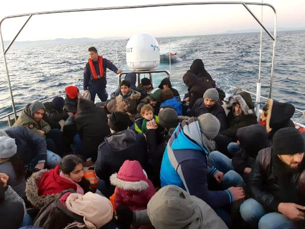 Teknenin Çektiği Lastik Botta 45 Kaçak Göçmen Yakalandı