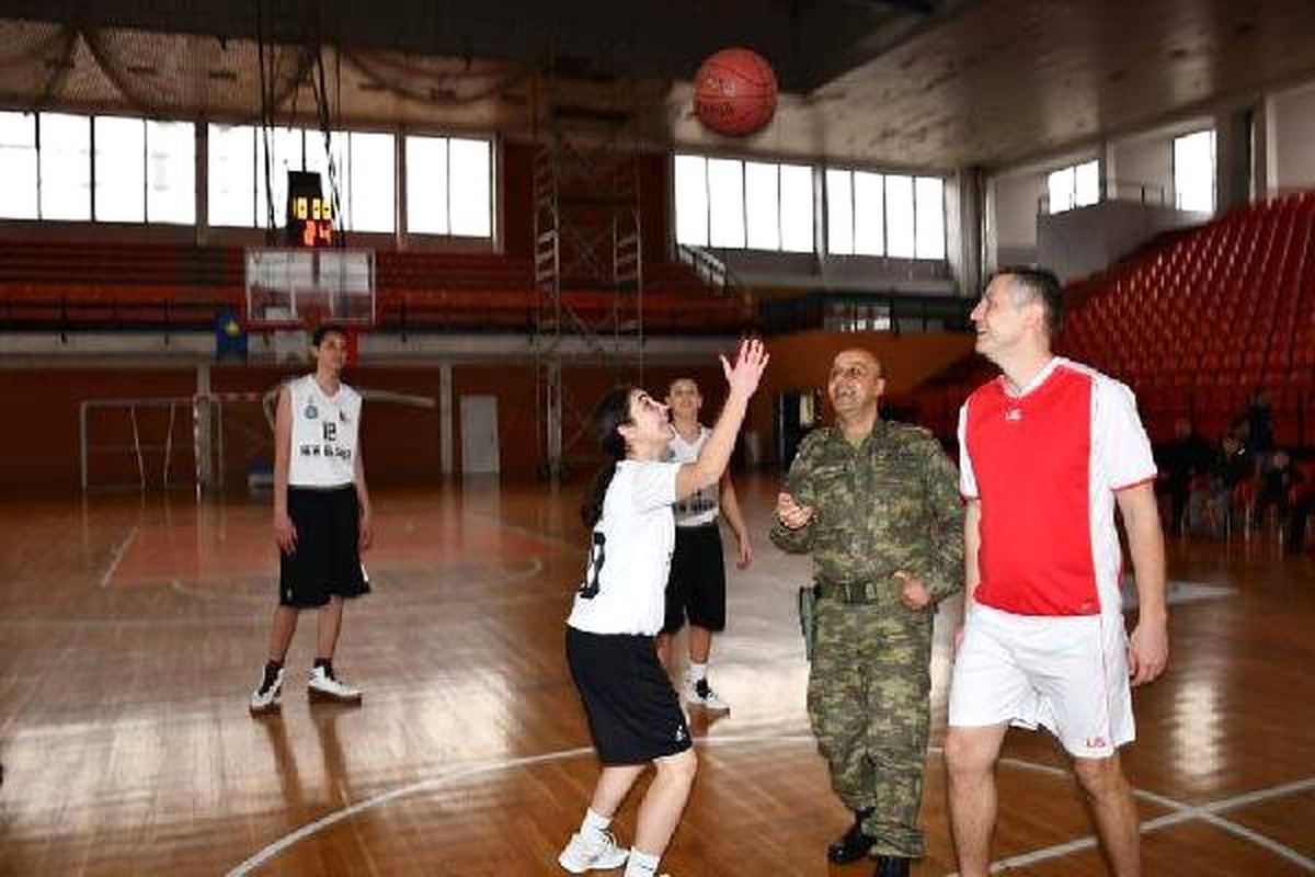 Türk Askerinden, Kosova\'nın Şampiyon Basketbol Takımına Malzeme Desteği