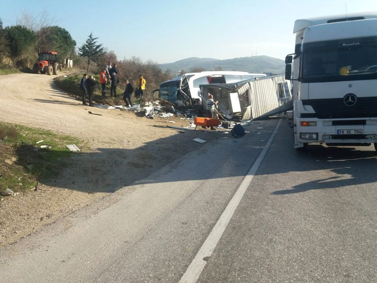 Yolcu Otobüsüyle Tır Çarpıştı: 18 Yaralı
