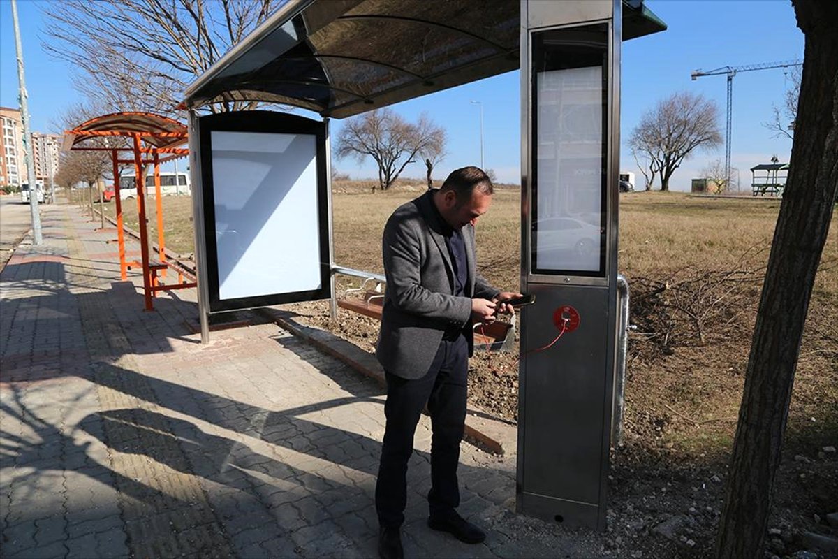 Yolcular Durakta Beklerken Telefonlarını Şarj Edebilecek