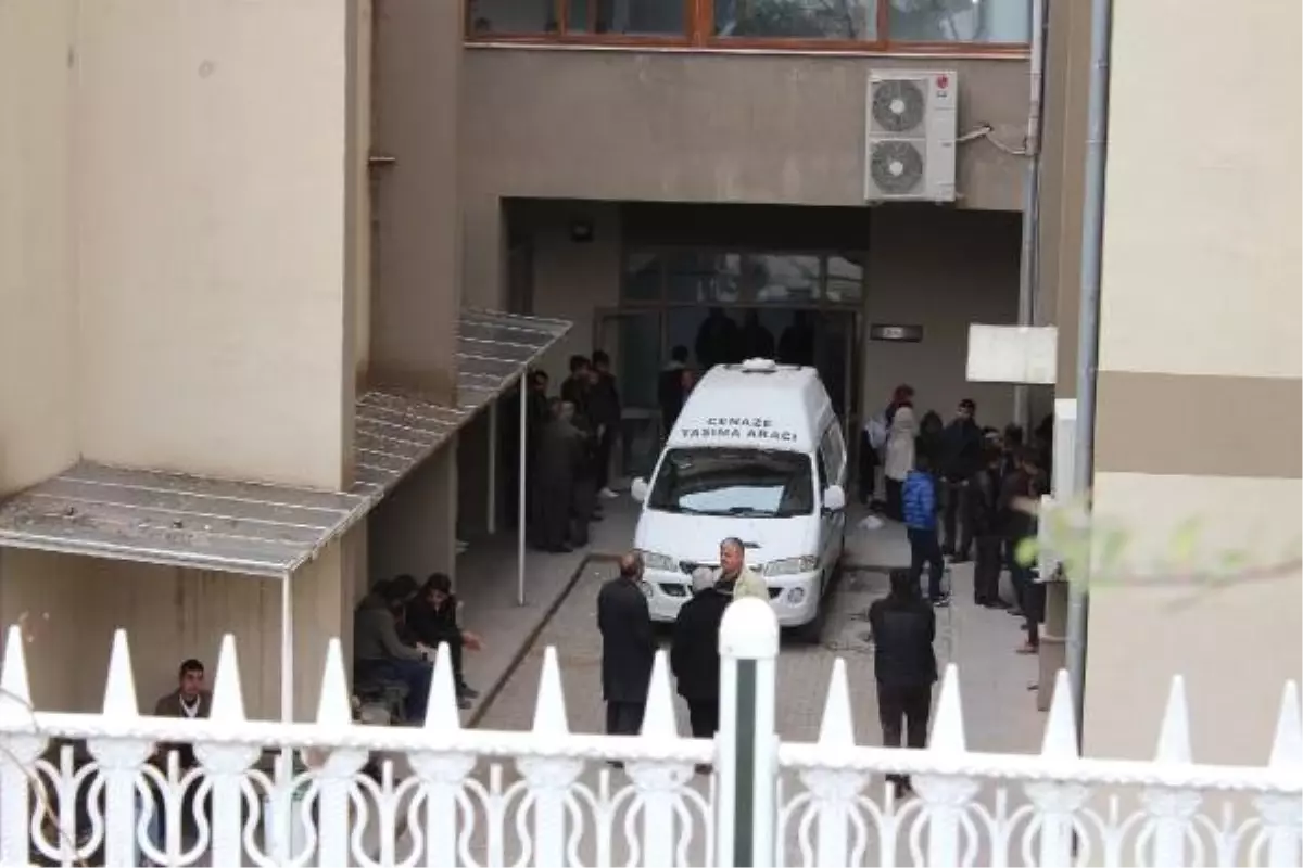 Ailesini Yakınının Evine Gönderip, Kendisini Astı