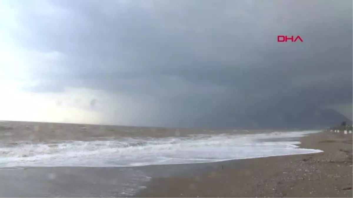 Antalya Konyaaltı Sahili Kahverengiye Büründü