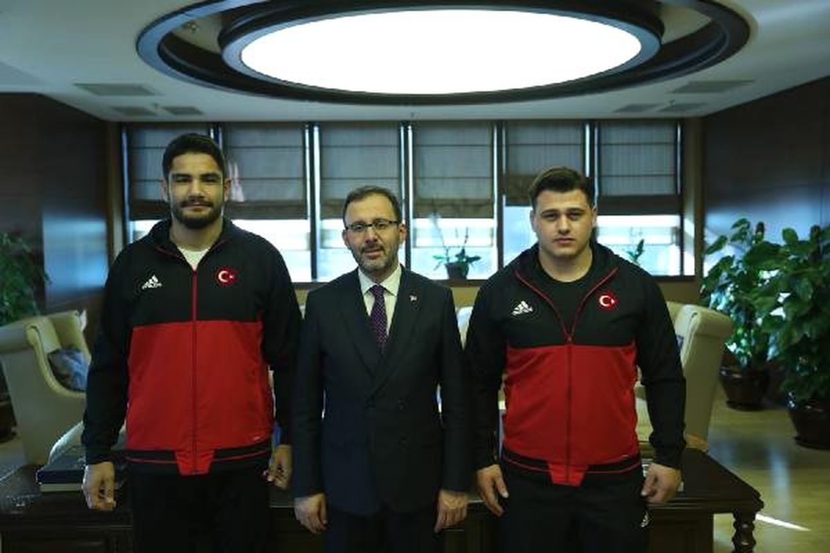 Bakan Kasapoğlu Şampiyon Güreşçileri Kabul Etti