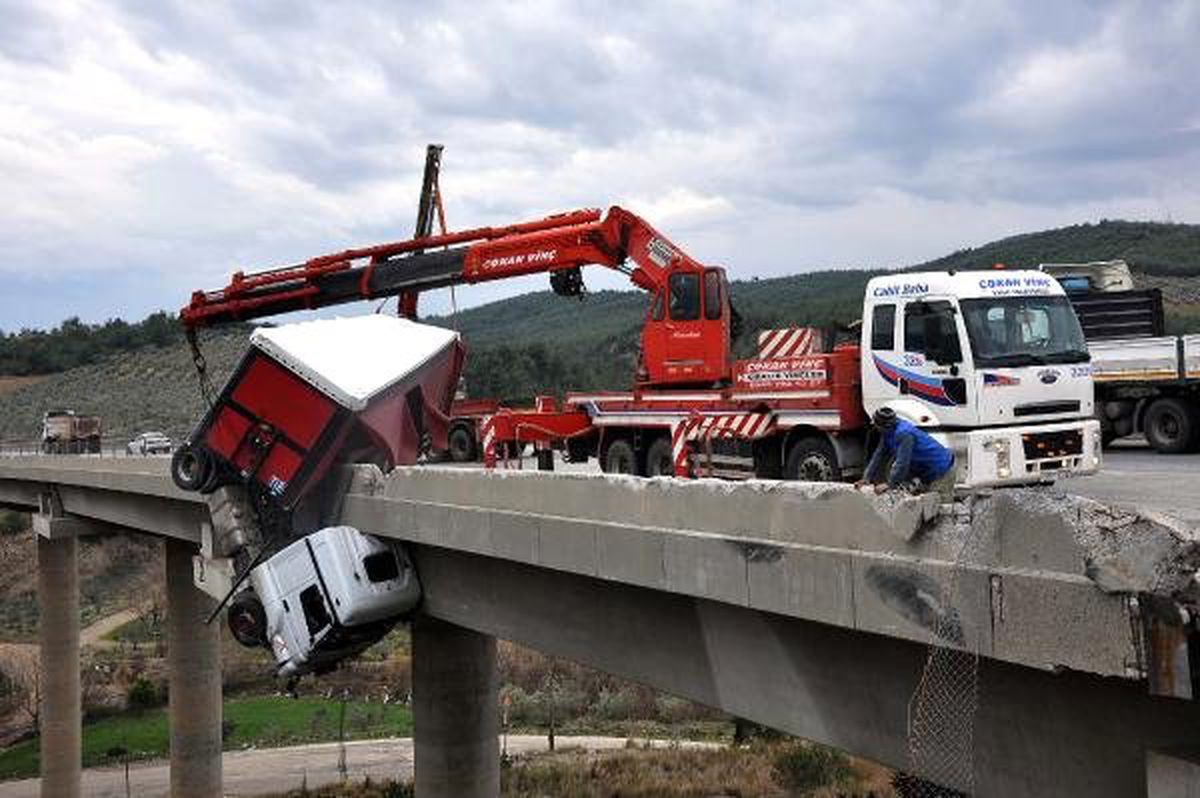 Devrilerek Sürüklenen Tır, Viyadükte Asılı Kaldı