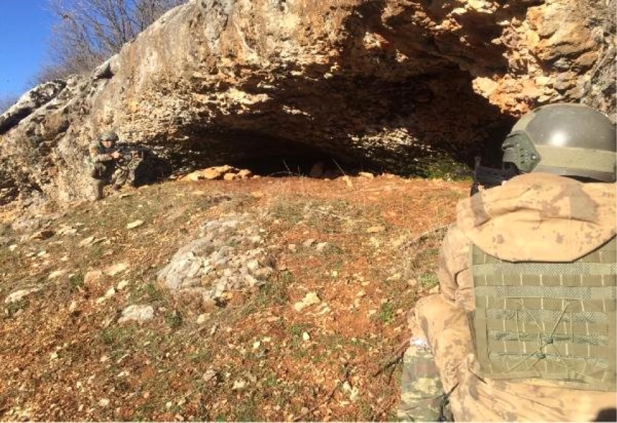 Diyarbakır\'da PKK Sığınaklarında Silah ve Mühimmat Ele Geçirildi
