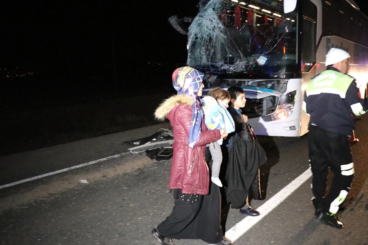 Erzincan\'da Yolcu Otobüsü Tıra Çarptı: 7 Yaralı