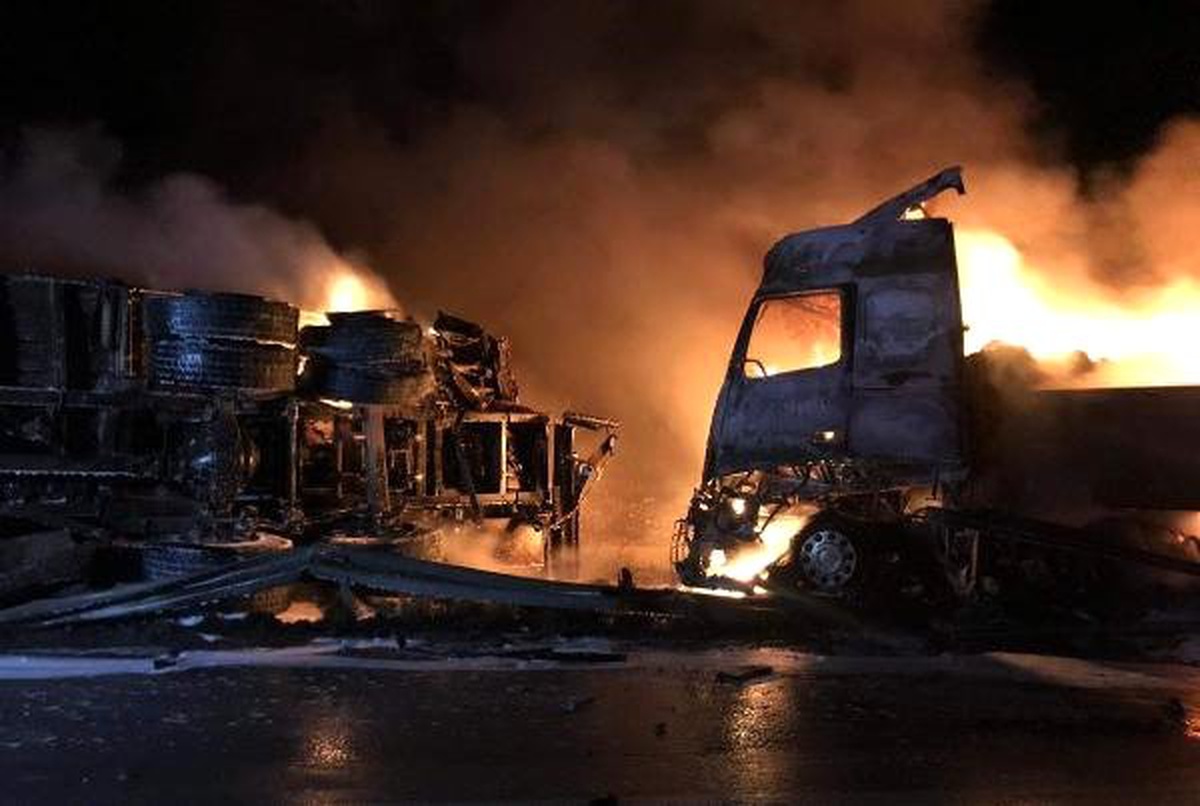 Kazanın Ardından Yanan İki Araç Hurdaya Döndü, Sürücüler Yaralandı