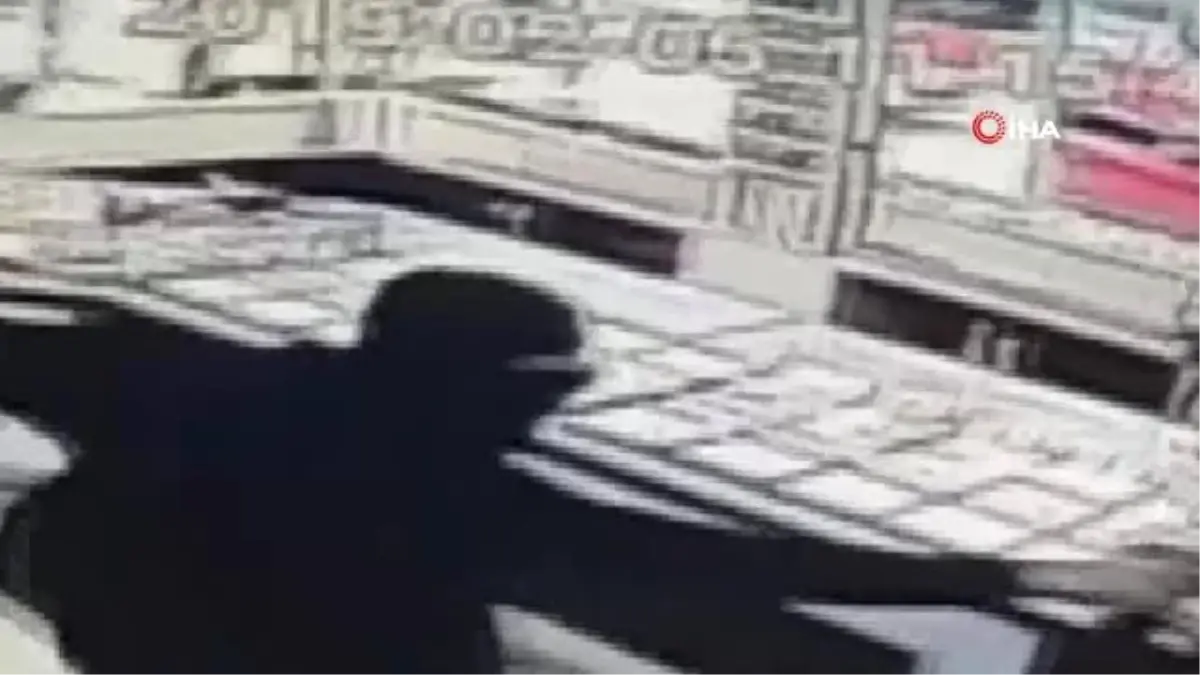 Kuyumcu, Temizleme Spreyi ile Soyguncuyu Böyle Alt Etti