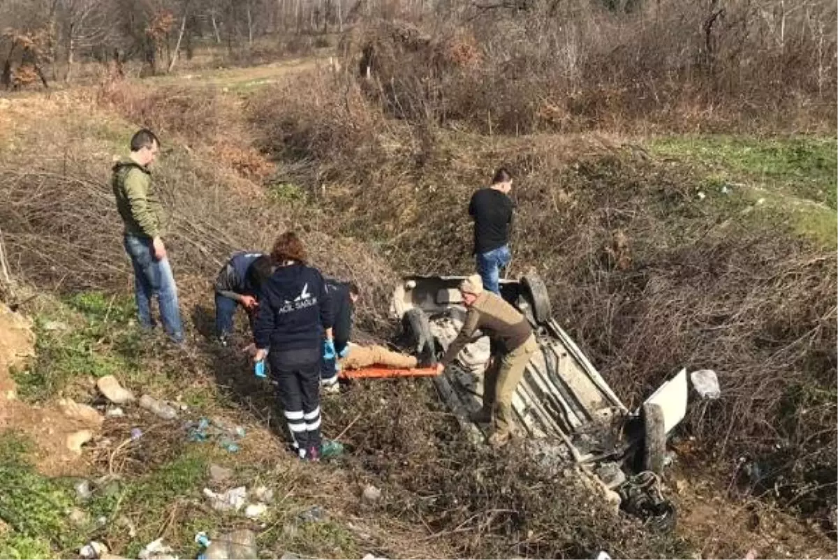 Lastiği Patlayan Otomobil Şarampole Yuvarlandı: 1\'i Çocuk 4 Yaralı