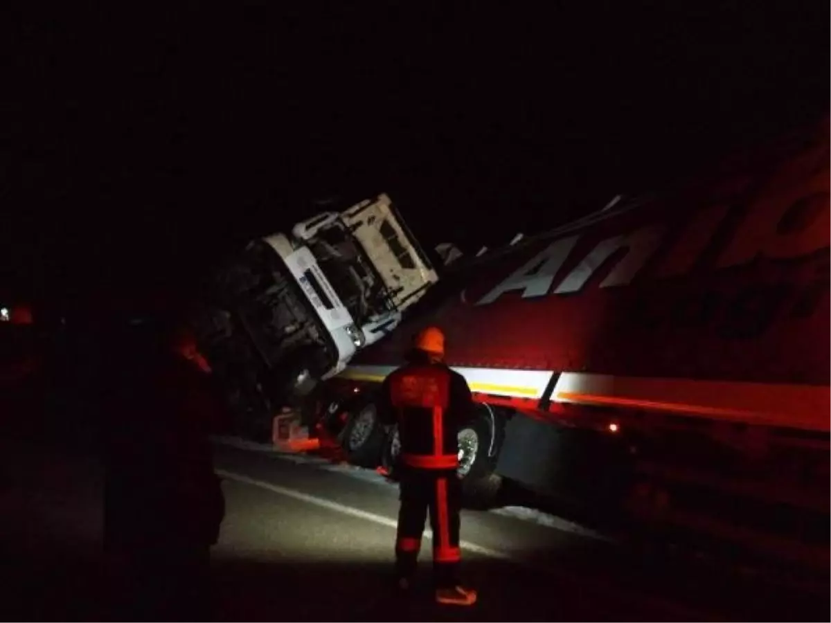 Malatya\'da Buzlanan Yolda Kar Küreme Aracı ile Tır Devrildi: 2 Yaralı