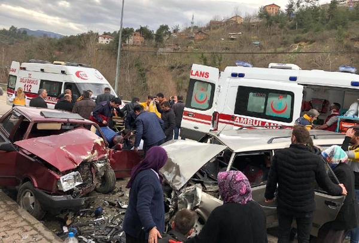 Otomobiller Kafa Kafaya Çarpıştı: 6 Yaralı