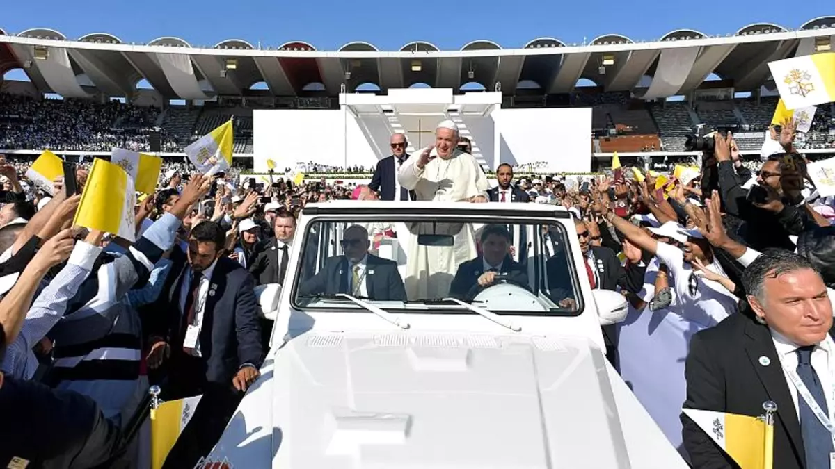 Papa\'da Kendisi İçin Kalabalığı Aşan Kıza: Kocası Olacak Adama Acıyorum!