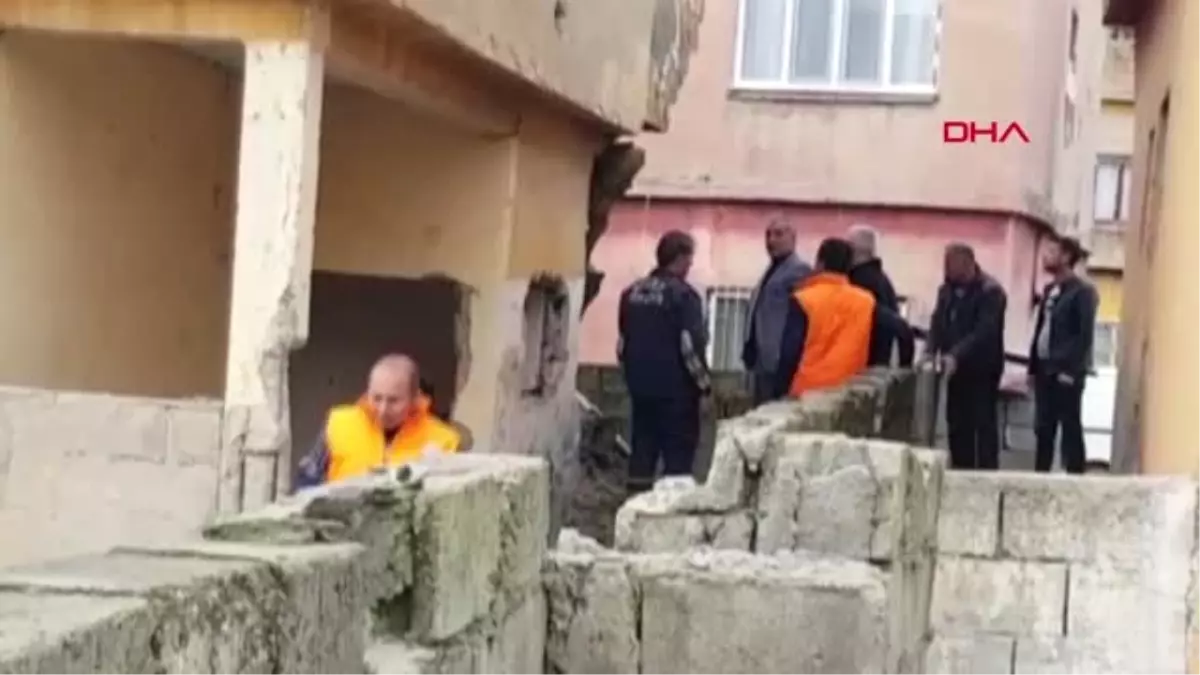 Siirt Oyun Oynayan Çocukların Üzerine Bahçe Duvarı Yıkıldı: 3 Yaralı