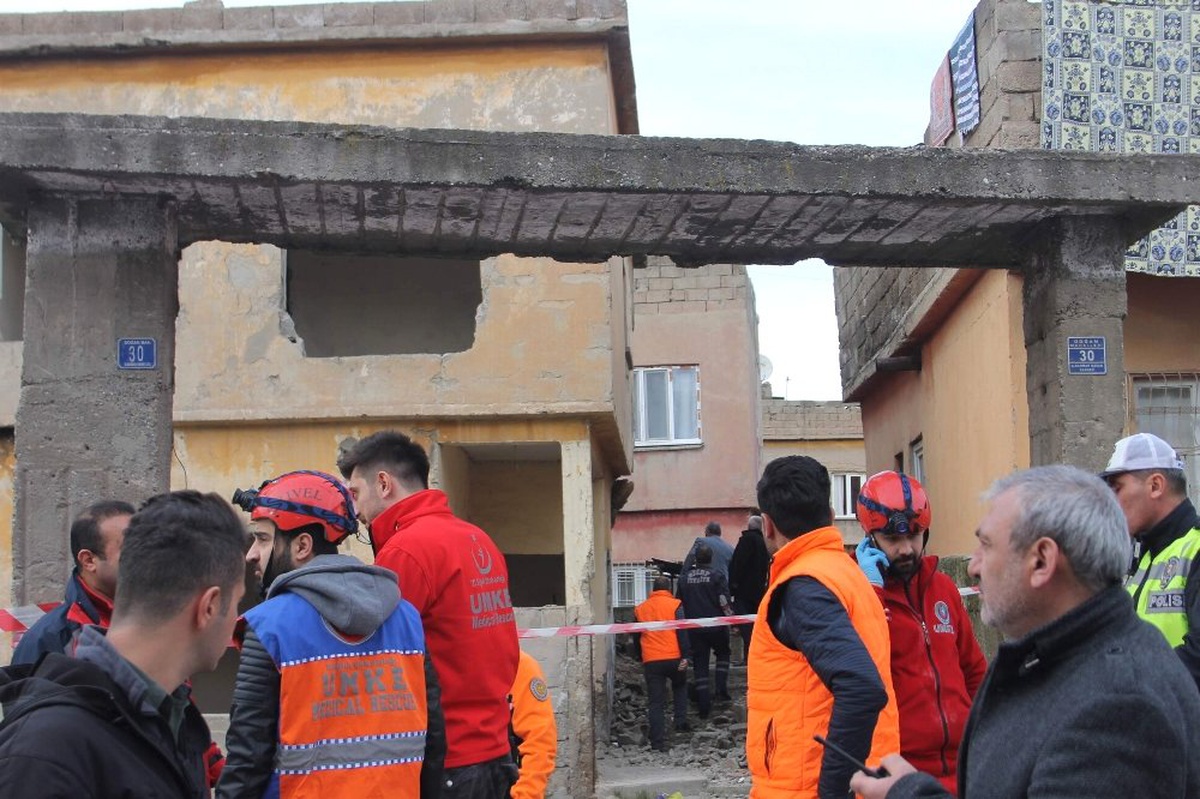 Siirt\'te Metruk Bina Kısmen Çöktü: 3 Çocuk Yaralı