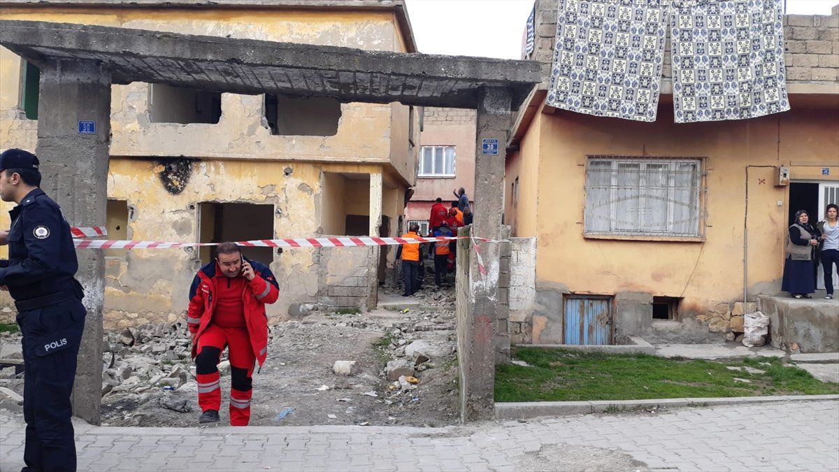 Siirt\'te Metruk Binada Çökme: 3 Çocuk Yaralı