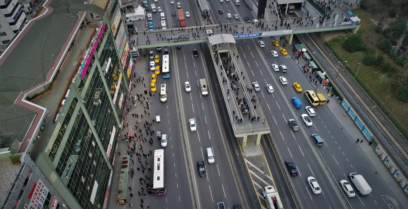 Şirinevler\'de Otobüs Durağı Trafiği Havadan Görüntülendi