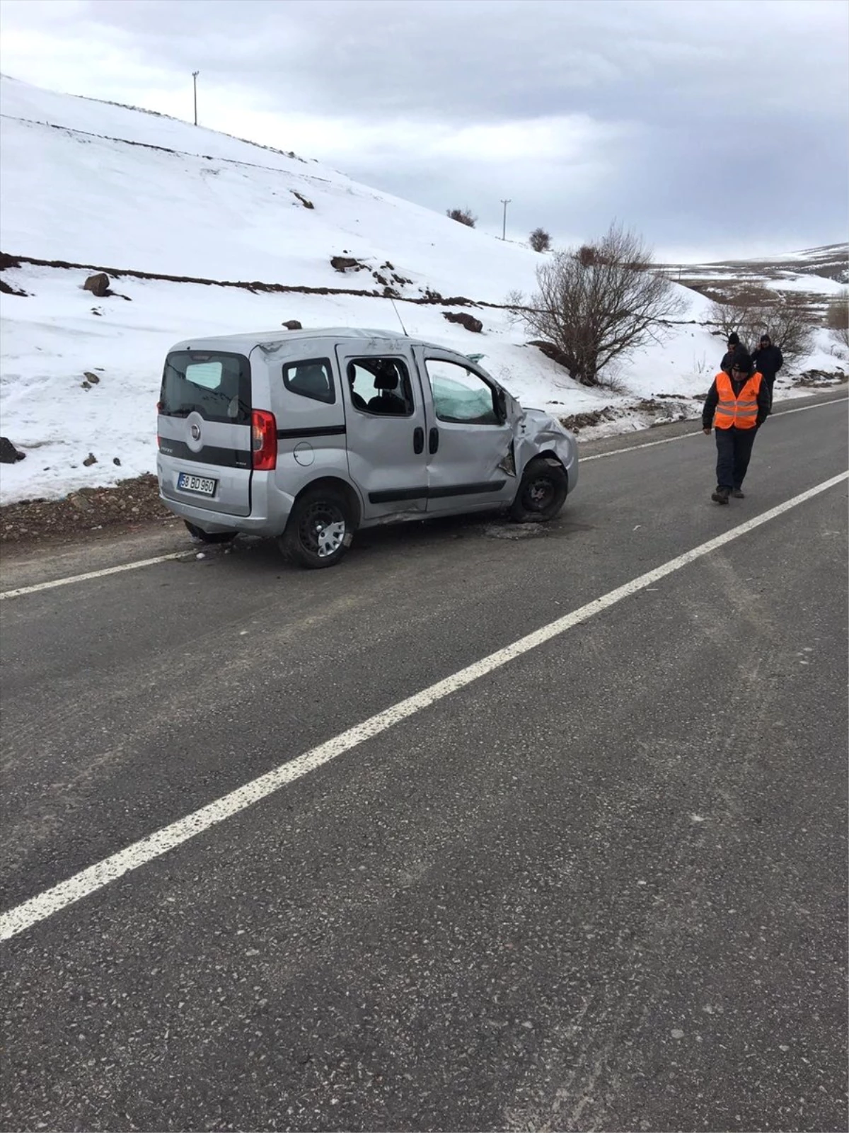 Sivas\'ta Hafif Ticari Araç Devrildi: 2 Ölü, 2 Yaralı