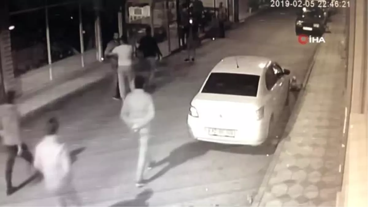 Tekme ve Yumruklar Havada Uçuştu... Bursa\'da Meydan Muharebesi Güvenlik Kamerasında