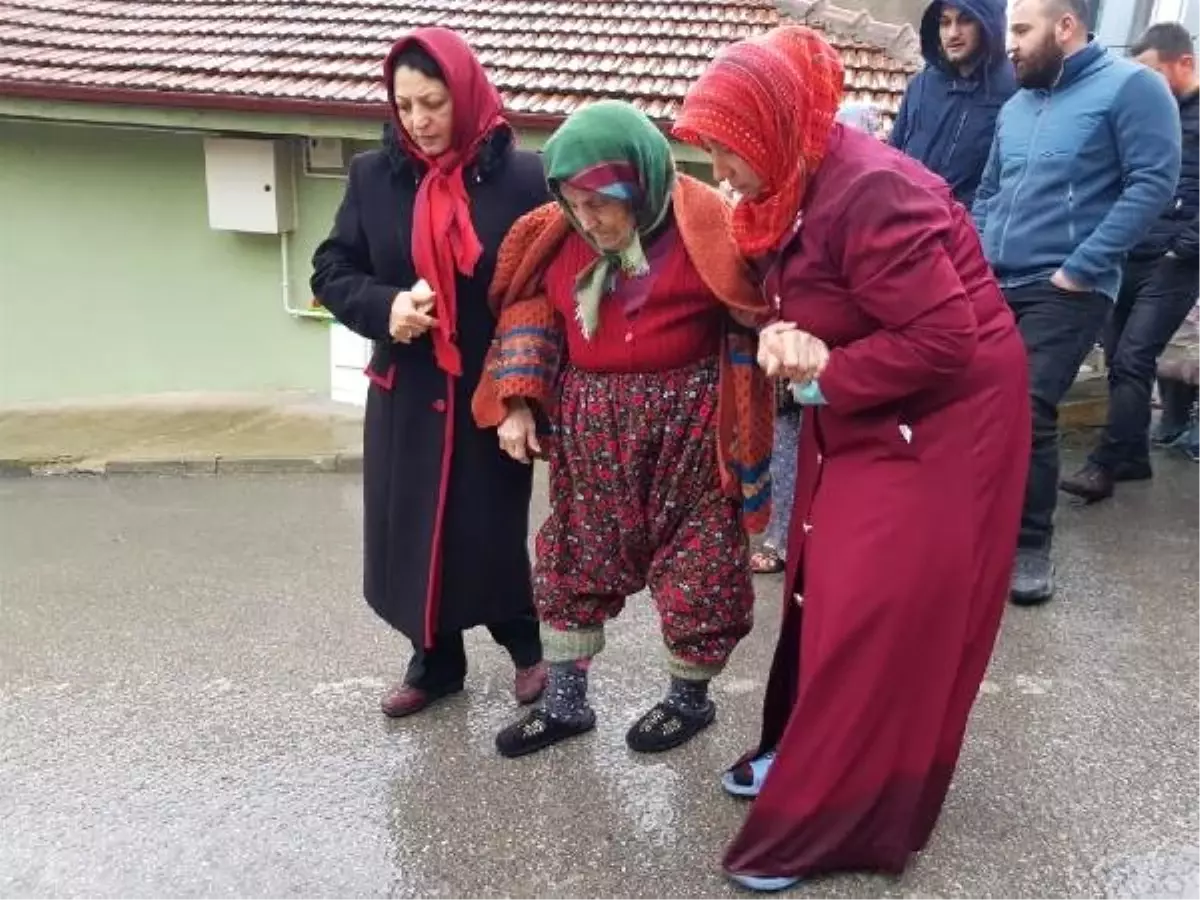 93 Yaşındaki Kadını Yanmaktan Komşuları Kurtardı