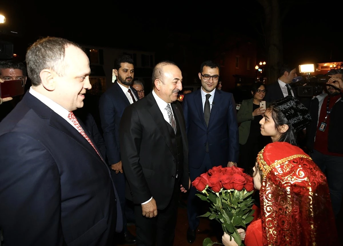 Bakan Çavuşoğlu Türk ve Azerbaycanlı Öğrencilerle Görüştü