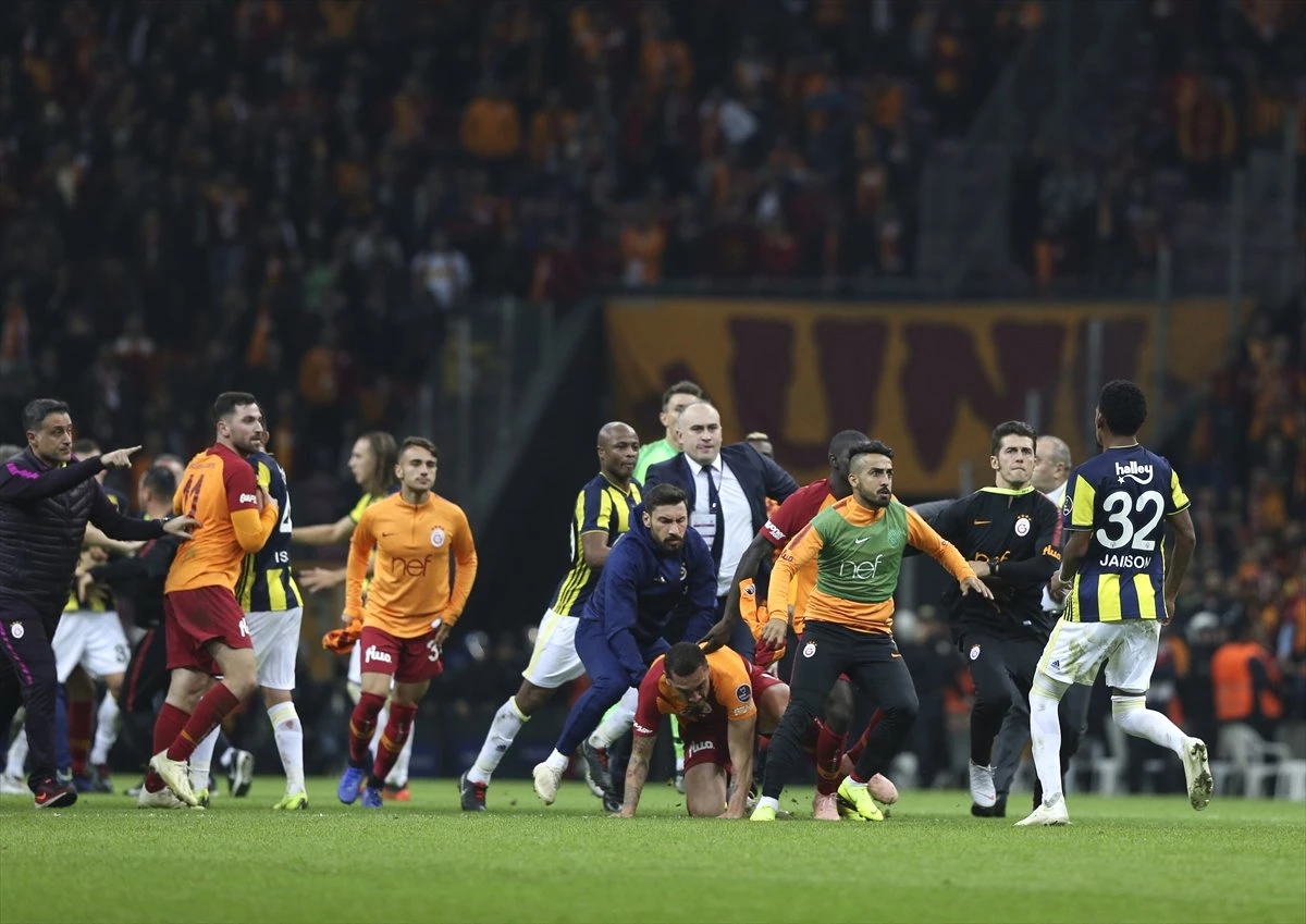 Fenerbahçe\'de Roman Neustadter\'in Serdar Aziz\'e Sorduğu Soru Olay Oldu