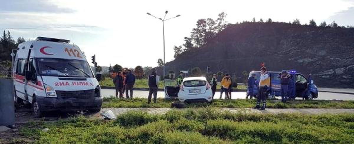 Fethiye\'de Ambulans Otomobile Çarptı: 4 Yaralı