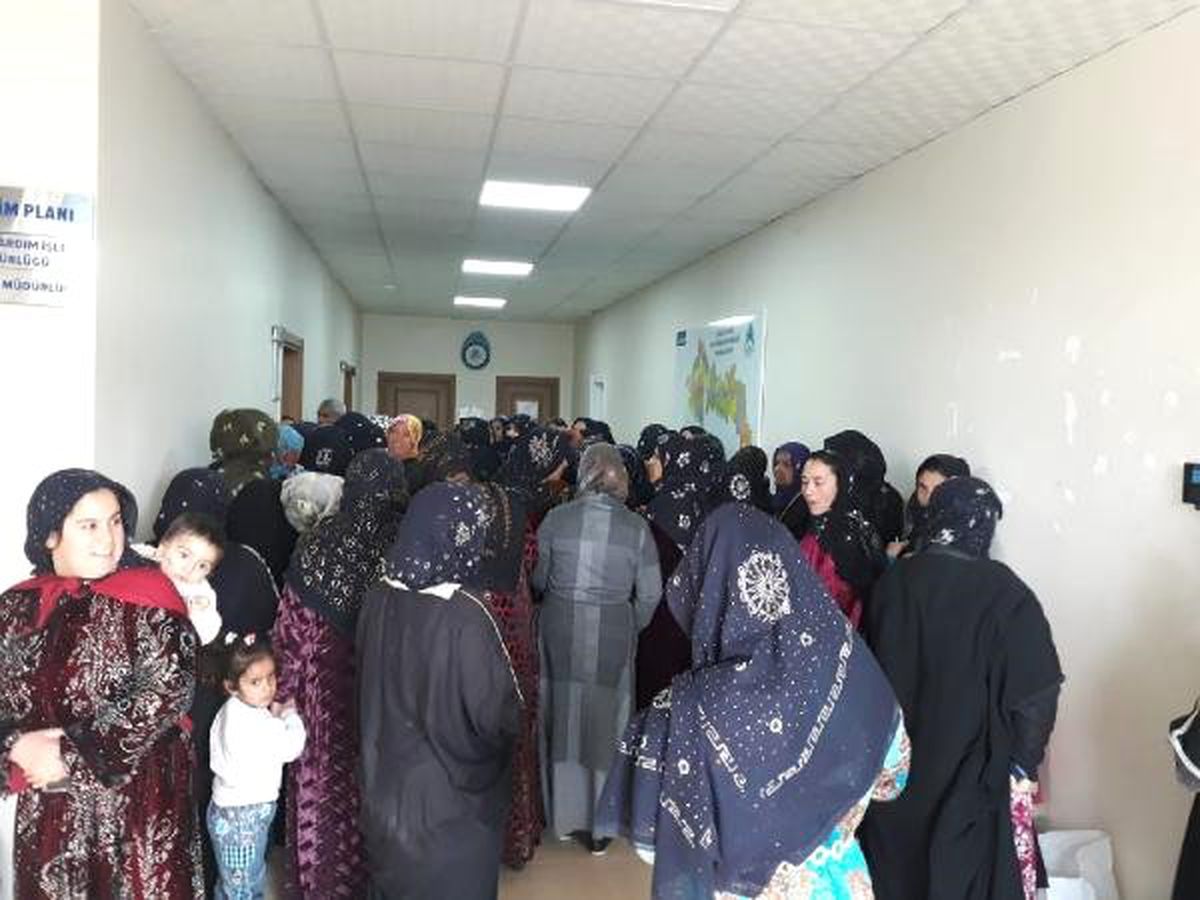 Gıda Kolisi Dağıtılacağı Söylentisiyle Belediyeye Koştular