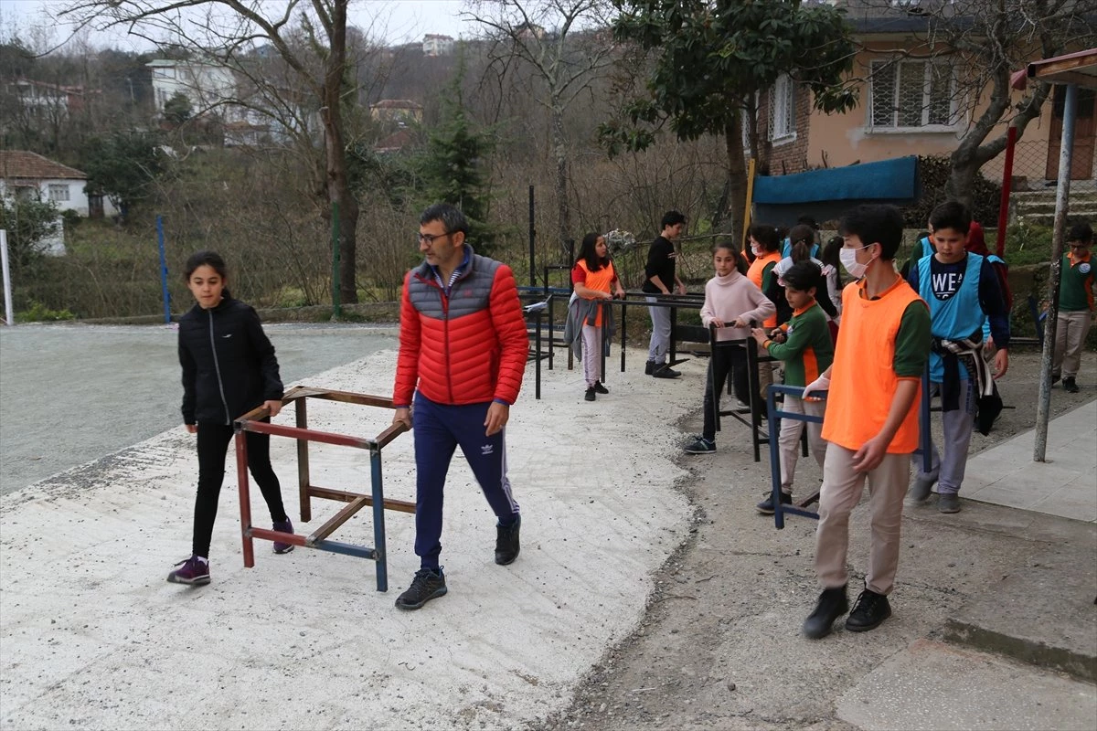 Hurda Sıralar Öğrencilerin Ellerinde Yeniden Hayat Buluyor