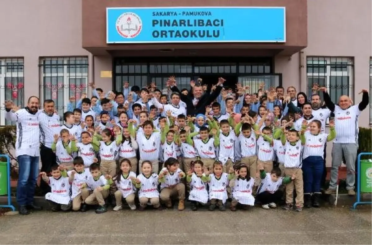 İlkokul Öğrencilerine Beşiktaş Forması Hediye Edildi