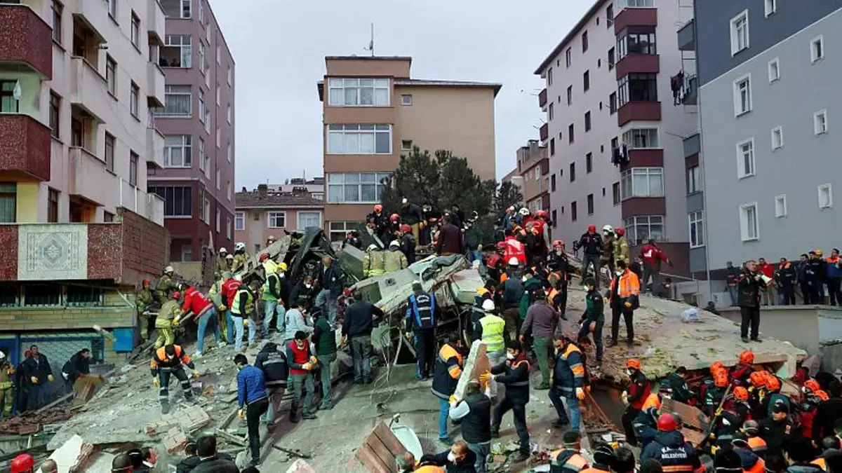 İstanbul: 5 Yaşındaki Çocuk Çöken Binanın Enkazından 19 Saat Sonra Sağ Çıkarıldı