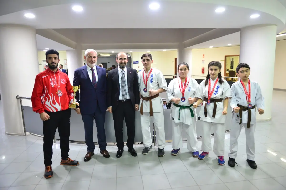 Karate Şampiyonasına Yıldırım Damgası